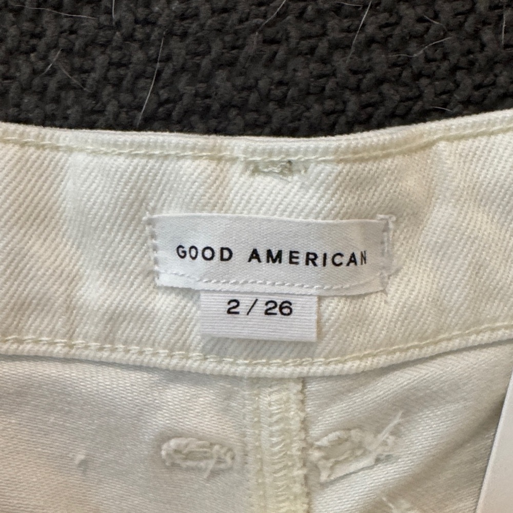 Good American 90’s Bermuda- Off White Denim Cutoff Shorts - Picture 3 of 5